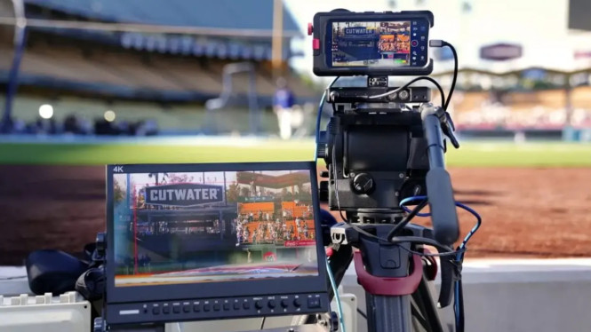 Shot on iPhone Muncul di Final MLS, Apple Resmi Masuk Dunia Broadcast!, Misi Apple: Bawa "Shot on iPhone" ke Panggung Global, Empat iPhone 17 Pro, Satu Peran Kunci dalam Siaran Final, Uji Coba Berbulan-Bulan Sebelum Layar TV Menyala, Kelebihan iPhone dalam Siaran: Murah, Fleksibel, dan Viral, Tantangan: iPhone Masih Belum Menggantikan Kamera Pro, Apa Arti Ini bagi Masa Depan Siaran Olahraga?, Kesimpulan: Bukan Sekadar Gimmick, Tapi Langkah Berani Menuju Masa Depan