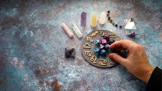 Ramalan Keuangan 7 Desember 2025: Peluang Finansial Libra hingga Pisces yang Perlu Diwaspadai, Libra: Peluang Kerja Sama dan Kebutuhan Sikap Bijak, Scorpio: Tantangan Baru dan Pengeluaran yang Meningkat, Sagitarius: Nasihat Penting dan Kesempatan Finansial yang Bertumbuh, Capricorn: Kesempatan Besar dan Kebijakan dalam Mengambil Risiko, Aquarius: Momentum Positif dan Dukungan Lingkungan Kerja, Pisces: Kreativitas Mengalir dan Kesempatan Finansial Baru