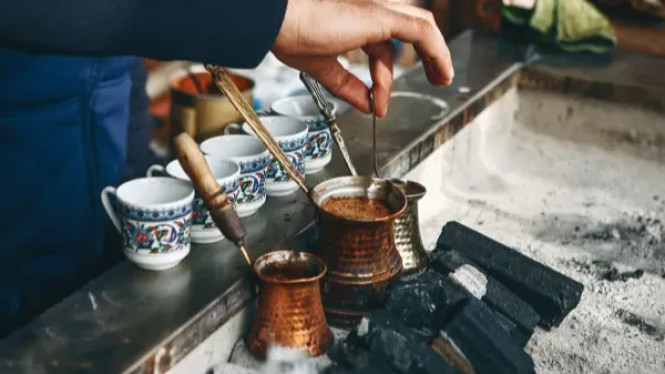 Bukan Negara Penghasil, Tapi Kopi Turkiye Masuk Warisan Budaya Dunia, Kenapa?, Bukan Produsen, Tapi Ahli Menyeduh: Sejarah Kopi Turkiye Sejak Abad ke-16, Lebih dari Minuman: Kopi Turkiye sebagai Ritual Sosial, Teknik Penyeduhan Unik: Dari Cezve hingga Pasir Panas, UNESCO dan Pengakuan Global atas Nilai Budaya, Jembatan Budaya: Kopi Turkiye dan Indonesia yang Saling Melengkapi, Turkish Coffee Day: Merayakan Warisan di Tengah Dunia Modern, Kesimpulan: Kopi Turkiye, Minuman yang Menyatukan Dunia