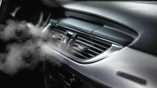 AC Mobil Bikin Mesin Loyo? Ini Fakta vs Mitos yang Perlu Anda Tahu!, Mitos #1: AC Langsung “Makan” Tenaga Mesin dalam Jumlah Besar, Fakta #1: AC Memang Butuh Tenaga Tapi Terbatas dan Terkontrol, Mitos #2: Mobil Terasa Loyo karena AC = Mesinnya Sehat, Fakta #2: Pengaruh AC Paling Terasa di Kondisi Ekstrem Dan Itu Normal, Kesalahan Umum: Menyamaratakan Mobil Lawas dan Mobil Modern, Kesimpulan: AC Bukan Musuh, Tapi Cermin Kesehatan Mesin