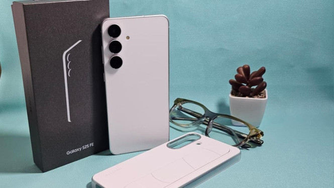 Galaxy S25 FE: Editing Foto Profesional Super Cepat dengan Gemini AI, Selfie Camera 12MP: Fondasi Editing Foto AI yang Berkualitas, Gemini Nano Banana: Editing Foto Canggih Hanya dengan Prompt, Generative Edit: Hapus, Tambah, atau Perbaiki Foto Tanpa Aplikasi Tambahan, AI-Assisted Creativity: Workflow Kreatif Jadi Lebih Sederhana, Galaxy S25 FE = Smartphone Kreator Generasi Baru