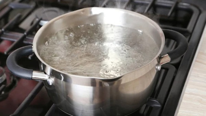 Hentikan Kebiasaan Ini! Tuang Air Mendidih ke Wastafel Bisa Rusak Pipa dalam Hitungan Detik, Mitos vs Fakta: “Air Panas Bisa Larutkan Lemak di Pipa”, Kenapa Pipa PVC Tidak Tahan Air Mendidih?, Tanda-Tanda Pipa Sudah Rusak Akibat Air Mendidih, Cara Aman Membuang Air Rebusan dari Dapur, Cara Benar Mengatasi Wastafel Mampet Tanpa Air Mendidih, Pencegahan Jangka Panjang: Rawat Wastafel Anda Setiap Minggu, Kesimpulan: Kebiasaan Kecil, Dampak Besar