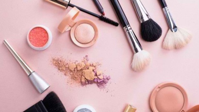 Waspada! BPOM Bongkar 108 Kosmetik Berbahaya yang Picu Kanker &amp; Rusak Ginja!, Operasi Pengawasan BPOM: 48% Sarana Langgar Aturan, 77% Penjualan Online Ilegal, Bahan Berbahaya yang Ditemukan: Dari Merkuri hingga Pewarna Karsinogenik, Daftar Lengkap 108 Kosmetik Ilegal &amp; Berbahaya (Per Desember 2025), Sanksi Tegas BPOM: Dari Pemusnahan hingga Pencabutan Izin Usaha, Imbauan BPOM: Terapkan Cek KLIK Sebelum Beli, Kesimpulan: Kecantikan Tak Layak Dibayar dengan Kesehatan