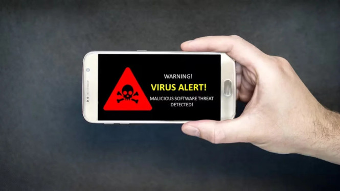 AWAS DIRETAS! 12 Tanda HP Terkena Virus dan Cara Mengatasinya, 1. Performa menurun tanpa sebab jelas, 2. Baterai cepat habis dan suhu meningkat, 3. Muncul iklan dan pop-up tidak wajar, 4. Penggunaan data internet melonjak, 5. Aplikasi asing terpasang sendiri, 6. Aktivitas akun online mencurigakan, 7. Panggilan dan SMS tanpa sepengetahuan, 8. Kamera atau mikrofon aktif sendiri, 9. Perubahan pengaturan sistem, 10. File hilang atau berubah, 11. HP sering restart atau crash, 12. Notifikasi keamanan palsu