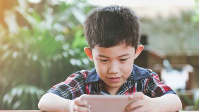 Bos YouTube Larang Anaknya Main Medsos! Ini yang Harus Orang Tua Tahu, Pengakuan Jujur dari Bos YouTube: “Kami Batasi Anak Kami”, Pola yang Sama: Dari Susan Wojcicki hingga Bill Gates, Peringatan Para Ahli: Medsos Bukan Mainan untuk Anak, Dunia Mulai Bertindak: Australia Larang Medsos untuk Anak di Bawah 16, Mengapa Orang Tua Harus Jadi Garda Terdepan, Kesimpulan: Menyerahkan Anak pada Medsos Bukanlah Kebebasan Itu Kelalaian