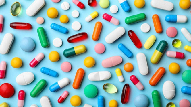 Jangan Asal Minum! Pakar UGM Bongkar Bahaya Dexamethasone yang Sedang Viral, Asal-Usul Viralnya “Obat Dewa”: Klaim Instan yang Menyesatkan, Fakta Ilmiah: Apa Itu Dexamethasone?, Mengapa Efeknya Terasa “Instan”? Inilah Bahaya Tersembunyinya, Risiko Serius Penggunaan Sembarangan: Dari Gula Darah hingga Kematian, Bahaya Penghentian Mendadak:, Mengapa Masih Banyak yang Salah Kaprah?, Panduan Aman: Kapan Dexamethasone Boleh Digunakan?, Apa yang Harus Dilakukan Masyarakat?, Kesimpulan: Tidak Ada Jalan Pintas dalam Kesehatan