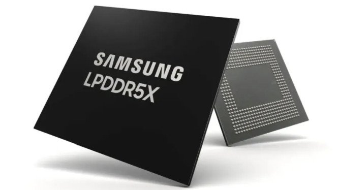 Apple Borong DRAM Samsung untuk iPhone 17 &amp; 18, Antisipasi Krisis Memori AI, Latar Belakang: Krisis Memori Global Akibat Ledakan AI, Mengapa Samsung Jadi Satu-Satunya Pilihan Apple?, Dampak pada iPhone 17 dan iPhone 18: AI On-Device yang Lebih Canggih, Strategi Biaya Apple: Menyerap Kenaikan Harga demi Stabilitas Pasokan, Risiko Ketergantungan pada Satu Pemasok, Samsung Untung Besar, Industri Chip Memori Bergeser, Kesimpulan: Apple Main Aman di Tengah Badai Pasokan Global