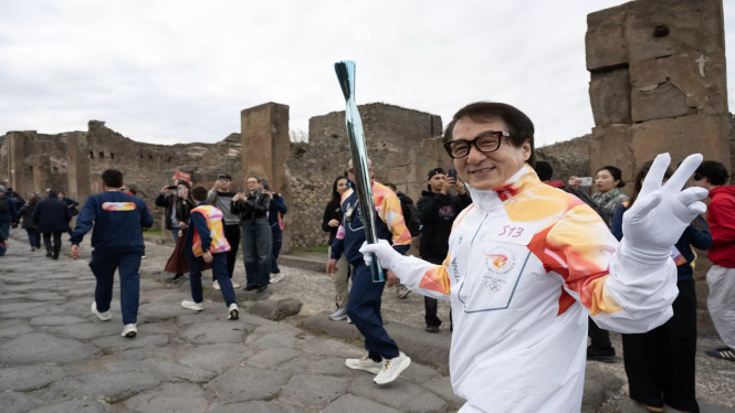 Kenapa Jackie Chan Dipilih Bawa Obor Olimpiade di Pompeii, dan Apa Pesannya Buat Dunia, Kenapa momen ini terasa penting, Jackie Chan sebagai bahasa universal, Olimpiade yang makin sadar era digital, Lebih dari sekadar selebritas pegang obor