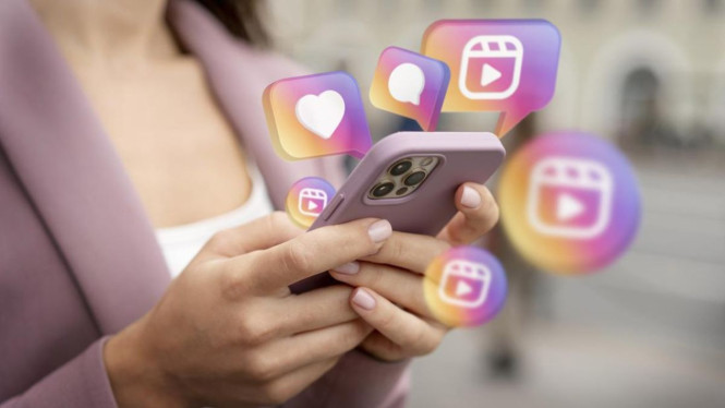 Cara Repost Story Instagram, Tidak Perlu Mention atau Follow Akun Asalnya, Repost Story sekarang tidak perlu nunggu di tag, Story dari akun publik bisa langsung dibagikan, Cara repost Story Instagram tanpa mention, Kredit akun asli tetap aman, Kenapa lebih rapi daripada screenshot, Mention masih bisa ditambahkan kalau perlu, Soal fleksibilitas bukan menggantikan mention