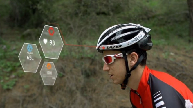 Smart Helmet 2025 Makin Cerdas, Bukan Sekadar Helm tapi Asisten Berkendara, Navigasi AR dan Tampilan Informasi di Visor, Visibilitas Lebih Luas dengan Kamera Belakang, Peran AI dan Sensor Kesehatan dalam Keselamatan, Audio Pintar dan Peredam Bising, Tantangan dan Kesiapan Pasar