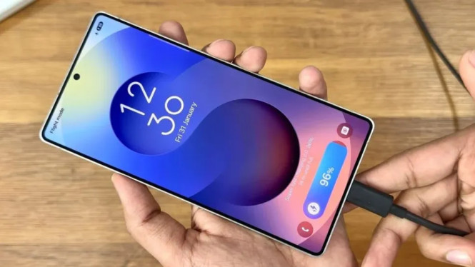 Langkah Mengejutkan Samsung: Alih-alih Pakai Sendiri, Galaxy S Bisa Pakai Layar BOE!, BOE: Dari Pemasok TV ke Calon Pemasok Flagship Samsung, Mengapa Samsung Pertimbangkan BOE? Tekanan Biaya Jadi Pemicu Utama, Apa Artinya bagi Pengguna Galaxy S?, Kualitas Layar: BOE Sudah Cukup Baik?, Harga Jual: Bisa Lebih Kompetitif, Kapan Kita Akan Tahu Pasti?, Kesimpulan: Langkah Strategis, Bukan Sekadar Penghematan