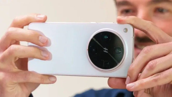OPPO Find X9 Ultra Bocor: Dua Kamera 200MP &amp; Zoom 10x, Siap Guncang Dunia Fotografi!, Dua Sensor 200MP: Lompatan Teknologi atau Sekadar Angka Marketing?, Sensor Utama: Melampaui Ukuran 1 Inci?, Lensa Periskop 200MP: Zoom Optik Tanpa Kompromi, Kamera Tambahan: Sensor 50MP untuk Fleksibilitas, Performa Inti: Snapdragon 8 Elite Gen 5 dan Baterai 7.000mAh, Tantangan Besar: Bukan Hanya Soal Hardware, Posisi di Pasar: Siap Saingi iPhone &amp; Galaxy?, Kesimpulan: Ambisi Besar, Tapi Perlu Pembuktian Nyata