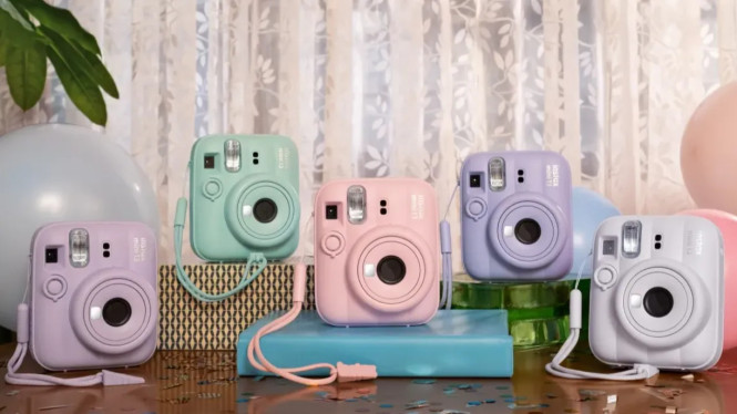 Instax Mini 13 Resmi Hadir di Indonesia, Bawa Self-Timer &amp; Harga Rp1,2 Jutaan!, Desain Lebih Segar: Dari Balon Hingga Logo Metalik Silver, Fitur Baru Paling Ditunggu: Self-Timer Ganda (2 &amp; 10 Detik), Aksesori Revolusioner: “Camera Angle Adjustment Accessory”, Performa Tetap Andal: Auto Exposure, Close-Up Mode &amp; Parallax Correction, Film Baru: Pastel Galaxy dengan Bingkai Glossy Cerah, Digitalisasi Foto Fisik via Aplikasi “instax UP!”, Juga Hadir: Instax WIDE 400 Edisi Jet Black, Harga dan Ketersediaan, Kesimpulan: Analog yang Tak Ketinggalan Zaman