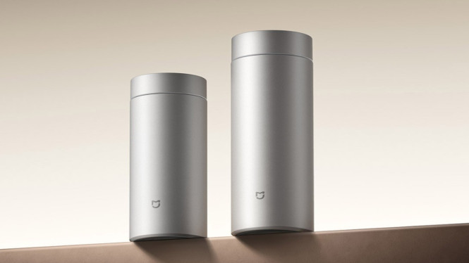 Termos Xiaomi Mijia Titanium Thermos Cup Ti2 warna Moonlight Silver dengan material titanium murni., Keunggulan Material pada Xiaomi Mijia Titanium Thermos Cup Ti2, Teknologi Dual-Layer Vacuum Insulation dan Performa Suhu, Desain Ergonomis dan Fitur Pelengkap, Harga Xiaomi Mijia Titanium Thermos Cup Ti2 dan Ketersediaan