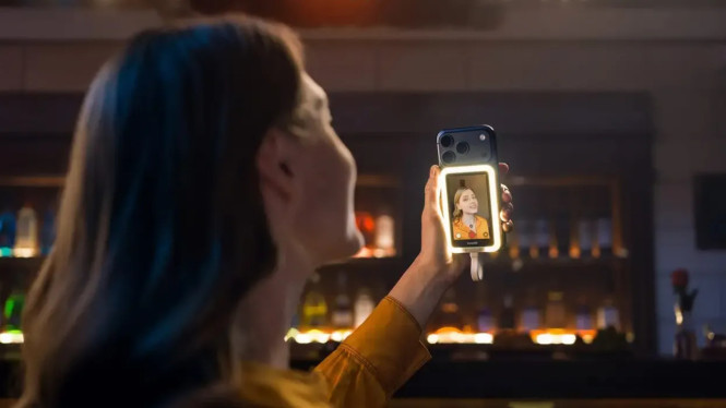 Insta360 Snap Selfie Screen: Vlog Pakai Kamera Belakang, Kualitas HD!, Desain Cerdas: Tipis, Magnetis, dan Siap Tempel di Smartphone, Layar Sentuh 3,5 Inci: Kontrol Framing Tanpa Balik-balik HP, Dua Varian: Standar vs Edisi AMIRO dengan Lampu Bawaan, Kompatibilitas Luas: Bukan Hanya untuk iPhone, Mengapa Koneksi USB-C Lebih Unggul dari Wireless?, Target Pengguna: Siapa yang Butuh Gadget Ini?, Kesimpulan: Inovasi yang Menjawab Masalah Nyata