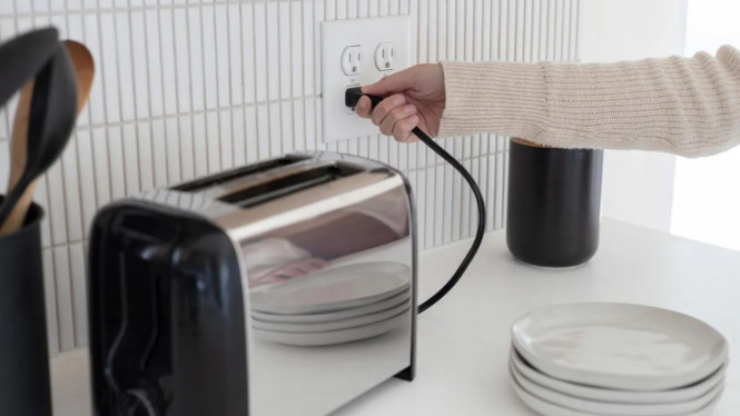 7 Alat Elektronik yang Wajib Dicabut Demi Cegah Kebakaran, 1. Pemanas Ruangan (Space Heaters), 2. Air Fryer, 3. AC Portabel, 4. Alat Penata Rambut, 5. Mesin Kopi Model Lama, 6. Perangkat dengan Kabel Rusak, 7. Pemanggang Roti (Toasters)