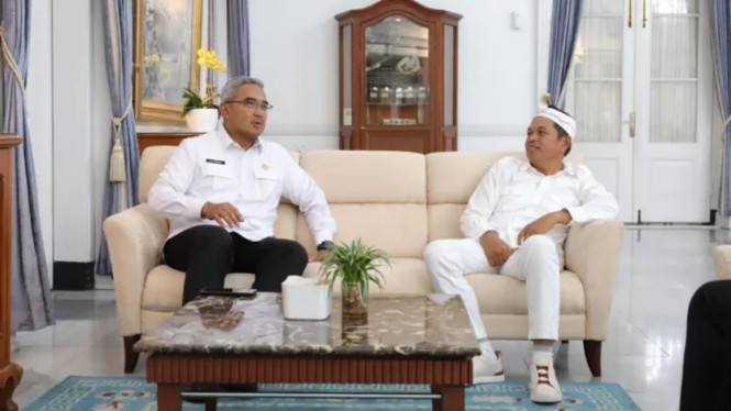 Setelah Disorot Dedi Mulyadi, Wali Kota Bandung Akui 1.500 Penyapu Jalan Bandung Belum Efektif, Farhan Akui Kinerja Penyapu Jalan Bandung Belum Efektif, Penyapu Jalan Diminta Datang Jam 4 Pagi, Kontrol Penyapu Jalan Akan Dilakukan Lewat Aplikasi, Program Anu Sasapu Bandung Tetap Berjalan, Dedi Mulyadi Sebelumnya Soroti 1.500 Penyapu Jalan, Provinsi Siapkan 100 Petugas Tambahan
