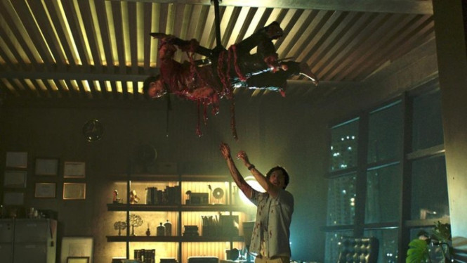 7 Teori Konspirasi Film Ghost in the Cell, dari Nomor Tahanan hingga Posisi Korban di Balik Terornya, Ghost in the Cell ramai dibaca lewat detail kecil, Nomor tahanan dianggap punya makna simbolik, Posisi korban disebut menyerupai instalasi seni, Penjara dibaca sebagai miniatur masyarakat, Hantu ditafsirkan sebagai penghakiman moral, Konflik narapidana dianggap mencerminkan konflik sosial, Judul Ghost in the Cell punya tafsir ganda, Doa lintas keyakinan disebut memperluas makna teror
