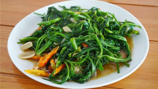Biar Tumis Kangkung Lebih Wangi dan Gurih, Rahasianya Ada di Bahan Ini..., Tumis kangkung pedas terasi dikenal praktis, Bawang merah jadi pembuka aroma tumisan, Bumbu halus dibuat dari bawang putih, cabai, dan tomat, Tambahkan tomat dan cabai potong untuk tekstur, Pilih kangkung segar dan buang batang keras, Masak dengan api besar agar kangkung tetap renyah, Jangan terlalu lama menumis kangkung