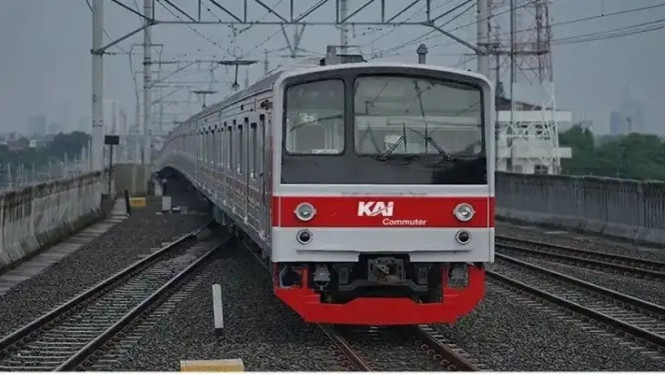 KA Jarak Jauh Tabrak KRL di Stasiun Bekasi Timur, Penumpang Panik di Dalam Kereta, KA Jarak Jauh Tabrak KRL di Bekasi Timur, Penumpang Panik di Dalam KRL, Peron Stasiun Ramai Penumpang Berlarian, Pengendara Terhalang Kereta yang Tidak Bergerak