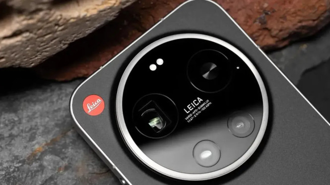 7 Fitur HP China yang Masih Jadi Mimpi iPhone di 2026, 1. Sensor Kamera 1 Inci: Revolusi Fotografi Mobile, 2. Kamera Telephoto dengan Zoom Optik &amp; Digital Ekstrem, 3. Baterai Silikon Karbon: Lebih Ringkas, Lebih Awet, 4. Fast Charging 100W+: Isi Penuh dalam 15 Menit, 5. Rating IP69: Tahan Air Panas Bertekanan Tinggi, 6. Sensor Sidik Jari dalam Layar: Praktis &amp; Andal, 7. Reverse Wireless Charging: Jadikan iPhone Sebagai Powerbank? Belum Bisa!