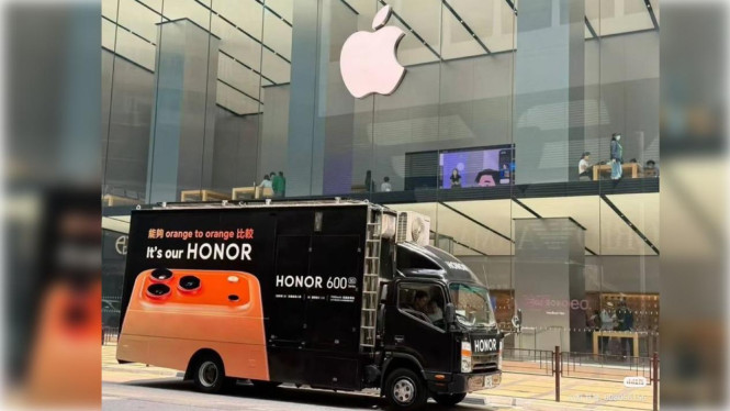 Aksi Nyeleneh Honor di Depan Apple Store, Pamer HP Mirip iPhone 17 Pro, Promosi yang sengaja dibuat mencolok, Desain yang sekilas mirip iPhone 17 Pro, Honor percaya diri bersaing di kelas atas, Honor 600 dan 600 Pro sudah diumumkan, Strategi lama yang kembali dipakai