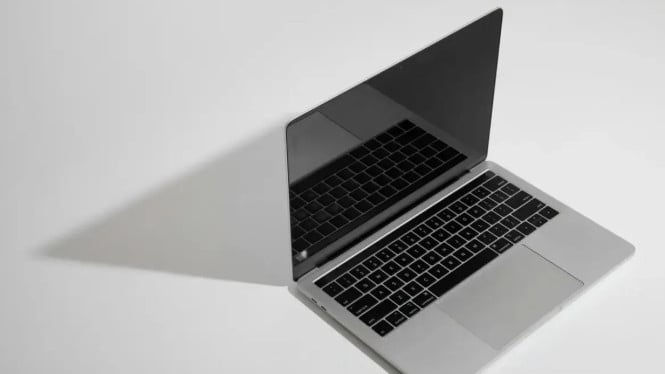 Jangan Tertipu Desain Tipis! Ini 6 Masalah Fatal Butterfly Keyboard Apple, 1. Desain Mekanisme Terlalu Ringkih: Tipis tapi Rapuh, 2. Sistem Manajemen Debu yang Buruk: Setiap Ketikan Jadi Pompa Kotoran, 3. Masalah Input: Tombol Mati hingga Ketikan Ganda yang Mengganggu, 4. Pengalaman Mengetik Kurang Nyaman dan Lebih Berisik, 5. Biaya Perbaikan Selangit: Satu Tombol Rusak, Satu Keyboard Harus Diganti, 6. Revisi yang Tetap Gagal: Lapisan Silikon Tidak Menyelesaikan Akar Masalah