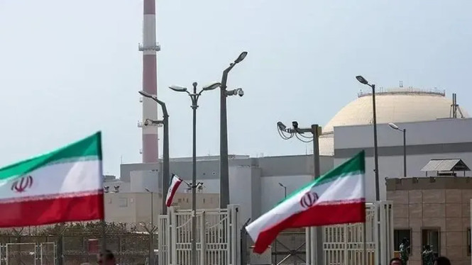 AS Diseret ke Den Haag: Iran Ajukan Gugatan Bersejarah soal JCPOA &amp; Sanksi, Apa Itu Perjanjian Aljazair 1981? Fondasi Hukum Gugatan Iran, Inti Gugatan: “Perang 12 Hari” dan Serangan ke Fasilitas Nuklir Iran, Sanksi Ekonomi dan Ancaman Militer: Dua Wajah Tekanan AS, Sejarah Panjang Konflik: Dari Krisis Sandera hingga JCPOA yang Runtuh, Negosiasi JCPOA Mandek: Jalan Diplomasi Tertutup?, Apa yang Iran Minta dari Mahkamah Arbitrase?, Respons AS dan Reaksi Komunitas Internasional, Kesimpulan: Bukan Sekadar Gugatan Ini Strategi Geopolitik Baru Iran