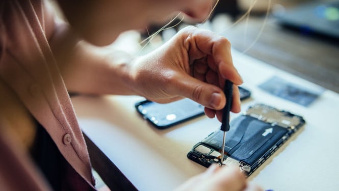 Bahaya Servis iPhone: Cara Mengamankan Data HP Anda