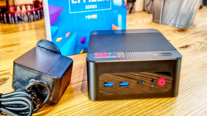 Review Mini PC Bosgame P4 Ultra: Masih Layakkah Dibeli?, Arsitektur Chipset AMD Ryzen Zen 3, Konektivitas Modern dan Dukungan OS, Tantangan dari Penggunaan RAM DDR5, Desain Fisik Sederhana yang Fungsional