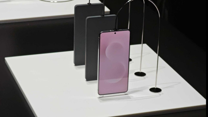 Daftar HP Tertipis  Kalahkan Samsung Galaxy S25 Edge, 1. Apple iPhone Air, 2. Samsung Galaxy Z Fold 7, 3. Samsung Galaxy Z Trifold, 4. Oppo R5, 5. Vivo X5 Max