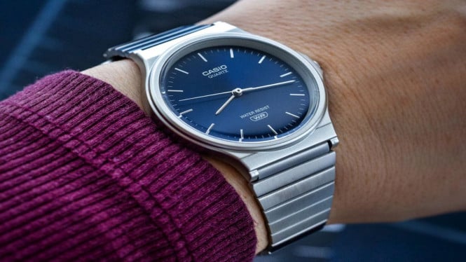Casio MQ-24 Metal Band, Jam Analog Kasual Gaya Simpel yang Tetap Berkelas, Gaya Simpel yang Tetap Berkelas dengan Pilihan Warna Metal, Casio MQ-24DA-1A dan MQ-24DA-2A tampak depan (Photo: Casio), Ukuran dan Desain yang Pas untuk Semua Situasi, Casio MQ-24DA-3A dan MQ-24GA-1A tampak depan (Photo: Casio), Fitur Praktis untuk Penggunaan Harian, Harga Terjangkau dan Ketersediaan di Eropa, Jadi, Pilih yang Mana?