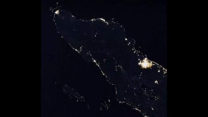 Listrik Padam Massal di Sumatera Ganggu Jaringan Telkomsel, XL &amp; Indosat, Penyebab Teknis: Gangguan Transmisi 150 kV Picu “Split System” di Jaringan Sumatera, Dampak pada Infrastruktur Telekomunikasi: Menara BTS Mati, Jaringan Kolaps, Wilayah Terdampak: Dari Medan hingga Padang, Kota-Kota Besar Gelap, Mengapa Pemadaman Listrik Bisa Lumpuhkan Komunikasi Digital?, Pelajaran Penting: Perlunya Redundansi &amp; Mitigasi Krisis Multi-Sektor, Kesimpulan: Infrastruktur Digital Rentan Tanpa Energi yang Andal