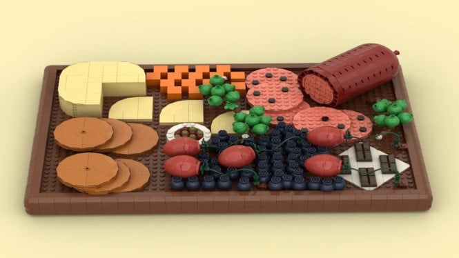 LEGO Charcuterie Board Karya Detail Dari BiologyBuilder, Replika papan charcuterie lengkap dari LEGO karya BiologyBuilder (Photo: Istimewa), Detail Rinci Papan Charcuterie Dalam Bentuk LEGO, Detail susunan salami dan keju pada LEGO Charcuterie Board (Photo: Istimewa), Sentuhan Detail Kecil yang Menambah Realisme, Susunan keju dan kerupuk dari LEGO yang sangat rinci (Photo: Istimewa), Potensi Produk Ini Masuk Pasar Resmi LEGO