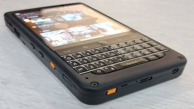 piBrick Pocket-CM5: Raspberry Pi Handheld with Keyboard and AMOLED Display, piBrick Pocket-CM5 handheld PC (Photo: piBrick), Rangkaian dan Komponen Utama piBrick Pocket-CM5, Layar AMOLED dan Fitur Interaktif, Konektivitas dan Penyimpanan yang Fleksibel, Daya Tahan dan Portabilitas, Proyek Open Source yang Fleksibel dan Personalizable