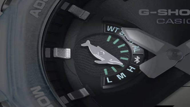 Casio Rilis G-Shock Frogman dan CasiOak Biru Skeleton untuk 2026, G-Shock Frogman GW-8202K-2 warna biru transparan (Photo: Casio), G-Shock Frogman GW-8202K-2: Jam Tangan Menyelam Berteknologi Tinggi, Desain asimetris khas Frogman (Photo: Casio), CasiOak GA-B2100KB-2A: Desain Stylish dengan Sentuhan Laut, Ukiran Love The Sea and The Earth pada caseback (Photo: Casio), Pengemasan dan Nilai Ekologis Koleksi