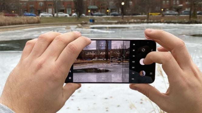 Mengapa Hasil Foto Kamera HP Tiba-tiba Buram? Ini Penyebab dan Solusinya, 1. Lensa Kamera yang Kotor atau Berminyak, 2. Efek Kondensasi atau Berembun, 3. Masalah pada Case atau Tempered Glass Kamera, 4. Sistem Autofokus yang Mengunci atau Bug, 5. Guncangan yang Mengganggu Komponen OIS