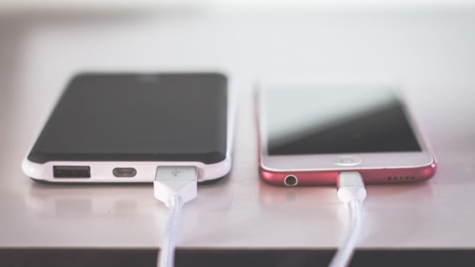 Kebiasaan Cas HP Semalaman Ditinggal Tidur, Amandah untuk Kesehatan Baterai?, Bagaimana Smartphone Modern Mengelola Daya?, Alasan Mengapa Kebiasaan Ini Tetap Kurang Ideal, Fitur Pintar Penyelamat Baterai, Tips Sederhana Menjaga Umur Baterai