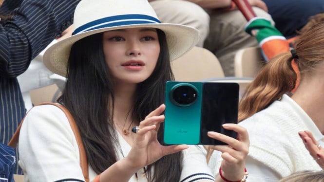 Bocoran V‌ivo X Fold 6 Pamer K‌amera 200MP dan B‌aterai 7000 mAh Jelang Rilis, Warna Hijau yang Menyita Perhatian, Sensor 200MP dan Baterai Raksasa di Dalamnya, Tampak belakang V‌ivo X Fold 6 warna hijau menunjukkan modul kamera besar, Layar dan Jeroan Performa Tinggi, Potensi Rilis di Indonesia