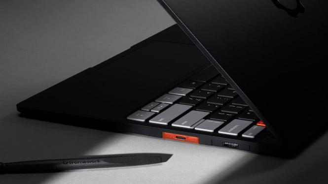 F‌ramework Laptop 13 Pro Tunda Rilis Karena Perbaikan Komponen Bukan Krisis DRAM, Masalah Komponen yang Menyebabkan Penundaan, F‌ramework Laptop 13 Pro tampak samping dengan desain modular, Dampak bagi Konsumen dan Opsi yang Tersedia, Potensi Rilis di Indonesia dan Ketersediaan