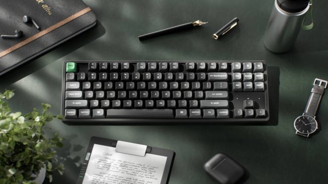 K‌eychron K8 Ultra Tawarkan Baterai 760 Jam pada K‌eyboard Mekanik Terjangkau, Desain dan Kualitas Material yang Tetap Terjangkau, Firmware ZMK Bawa Efisiensi Baterai Maksimal, Keycaps dan Switch yang Nyaman untuk Pengguna Harian, Fitur Kustomisasi Lengkap Lewat Keychron Launcher, Potensi Rilis dan Harga di Indonesia