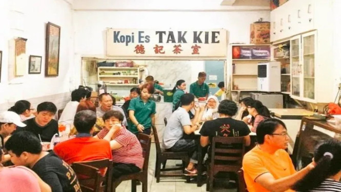 Kopi Es Tak Kie menjadi tempat yang hampir wajib disinggahi