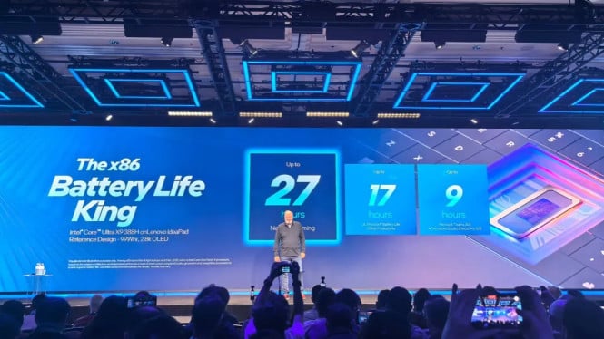 Mini PC Seukuran Buku, Performa Setara RTX 4050? Ini Dia GMKtec EVO-T2!, Intel 18A: Fondasi Teknologi di Balik Revolusi EVO-T2, 180 TOPS AI: Saat “Local AI” Benar-Benar Jadi Kenyataan, Arc B390: GPU Terintegrasi yang Menantang Kartu Grafis Diskrit, Spesifikasi Lengkap: Mini dalam Ukuran, Gahar dalam Performa, Mengapa Dukungan Intel Sangat Penting?, Target Pengguna: Siapa yang Butuh EVO-T2?, Kesimpulan: Mini PC Ini Bukan Evolusi Ini Revolusi