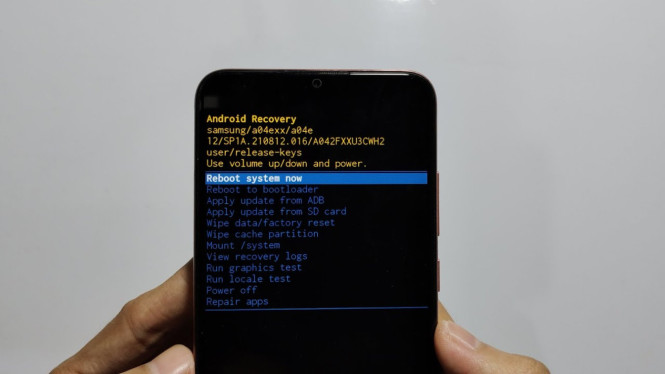 Cara Hard Reset HP Android, Mengapa Hard Reset HP Android Menjadi Pilihan Terakhir?, Persiapan Krusial Sebelum Hard Reset HP Android, Langkah-Langkah Masuk Recovery Mode dan Factory Reset, Risiko dan Tindakan Setelah Proses Hard Reset