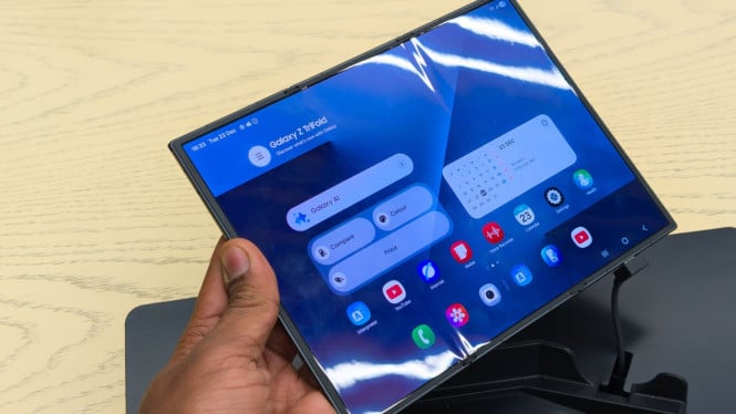 Samsung Galaxy Z TriFold Ludes! Inilah Alasan Ia Mengguncang Pasar, Perbedaan Fundamental: Smartphone Lipat Tiga 10 Inci, Kekuatan Perangkat Lunak: One UI dan Multitasking Maksimal, DeX: Inovasi yang Diciptakan Khusus untuk Z TriFold, Analisis Dampak Global dan Masa Depan Ponsel Lipat