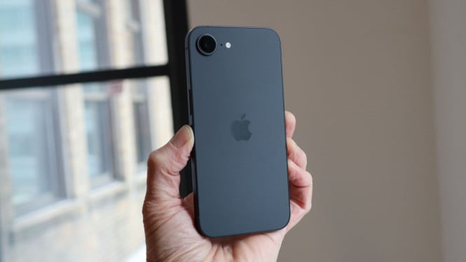 Dilema iPhone 17e: Benarkah Ponsel Murah Apple Ini Layak Beli?, Mengukur Kekuatan Internal iPhone 16e, Upgrade yang Mungkin Hadir di iPhone 17e, Faktor Pemicu Kebutuhan Upgrade: Apple Intelligence, Analisis Krisis Harga Global dan Dampaknya pada iPhone 17e, Prospek Masa Depan Ponsel Entry-Level Apple
