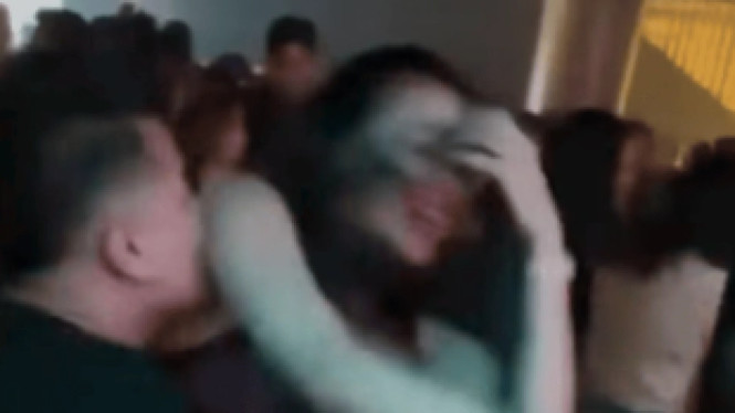 Heboh! Choky Andriano Terekam Intim di Club-Netizen Kaget Saat Tahu Siapa Wanitanya, Kronologi Video Viral: Aksi Cium Ketiak di Tengah Dentuman Musik Klub, Spekulasi Warganet: “Siapa Wanita di Samping Choky?”, Mengapa Aksi Itu Dianggap Kontroversial?, Respons Resmi dari Choky Andriano? Belum Ada, Profil Singkat: Siapa Choky Andriano?, Kesimpulan: Bukan Skandal, Tapi Momen Pribadi yang Salah Tempat?