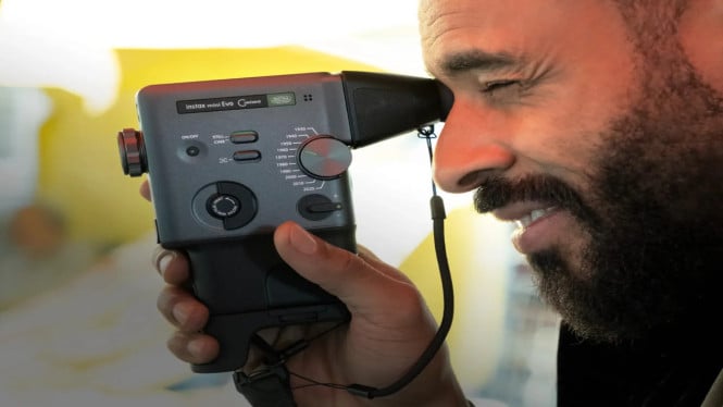 Instax Mini Evo Cinema: Inovasi Cetak Foto dengan Video QR Code, Memori Bergerak: Cara Kerja Instax Mini Evo Cinema, Eras Dial: Mengabadikan Momen dalam Nuansa Vintage, Lebih dari Sekadar Cetakan: Fungsi Aplikasi Pendukung, Evolusi Kamera Instan di Era Konten Pendek