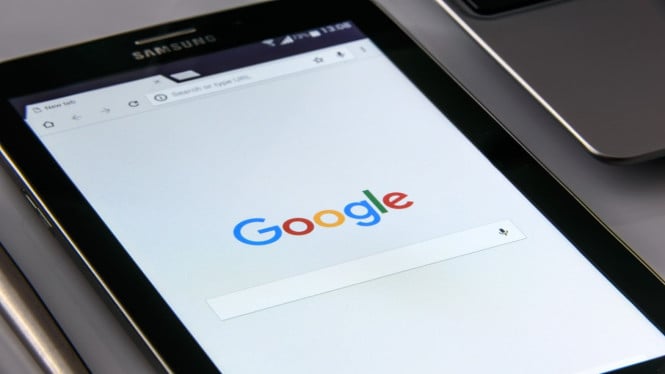 Google Pangkas Peringkat Berita Prediksi Sensasional, Memerangi 'Bogus Headlines' dan Judul Clickbait, Prioritas Kredibilitas dan Akurasi Pencarian, Dampak ke Depan Terhadap Penerbit Konten, Memperkuat Akurasi Informasi Digital