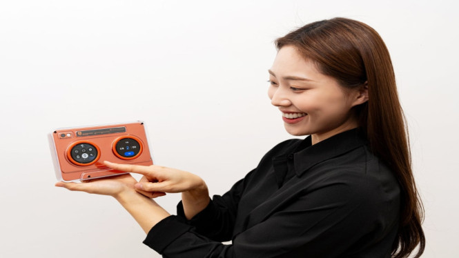 Samsung Pamer AI OLED Cassette &amp; Turntable Retro di CES 2026, Membedah Teknologi Retro Cerdas: AI OLED Cassette, Turntable OLED: Integrasi Seni dan Pengalaman Audio, Resonansi Nostalgia dan Kebangkitan Musik Fisik, Analisis Akhir: Proyeksi Masa Depan Teknologi OLED Melingkar